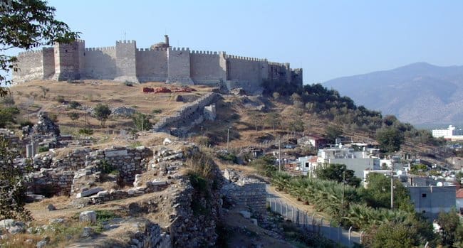 Torres y murallas de la Fortaleza Ayasuluk sobre la colina de Selçuk