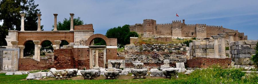 La Basílica de San Juan y la fortaleza de Selçuk en un mismo encuadre