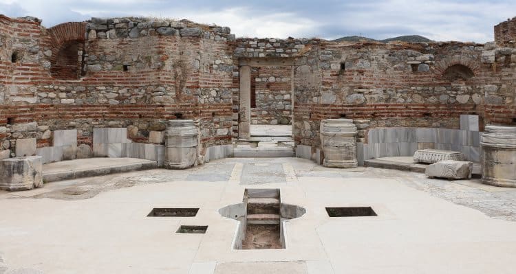 Columnas y arcos restaurados de la Basílica de San Juan en la colina Ayasuluk