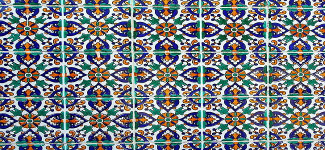 Azulejos de cerámica turca con motivos florales en azul, verde y naranja
