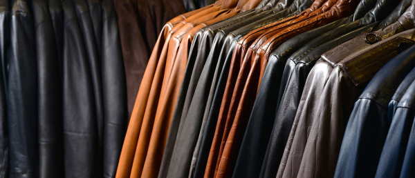 Chaquetas de cuero de distintos colores colgadas en un taller cerca de Selçuk