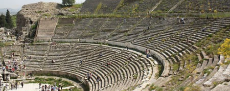 El Gran Teatro de Éfeso visto desde arriba, con sus gradas semicirculares excavadas en la ladera
