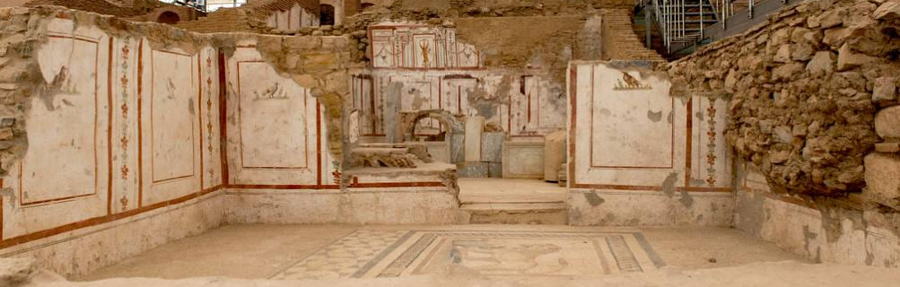 Sala romana de las Casas Terraza de Éfeso con frescos de paneles rojos en las paredes y suelo de mosaico geométrico