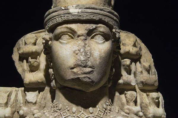 Estatua de Artemisa Polimaste expuesta en el Museo de Éfeso
