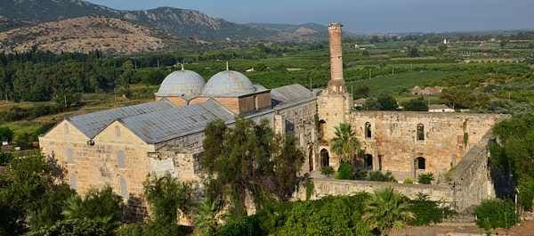 Fachada de la Mezquita İsa Bey con su portal de mármol tallado