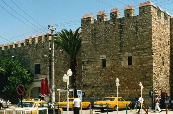 El caravanserai de Kuşadası, hospedando viajeros desde 1618