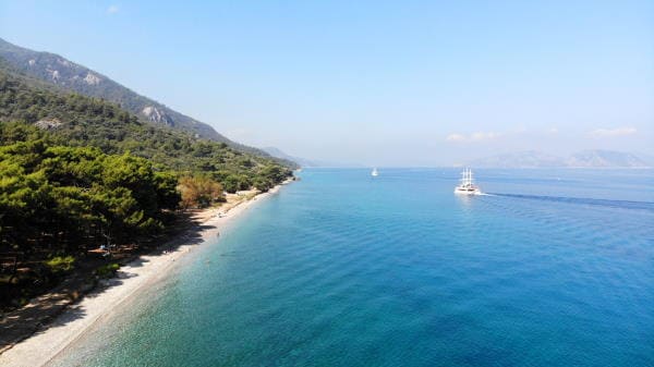 Puerto de Kuşadası con un crucero atracado y la ciudad al fondo