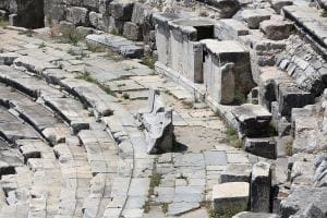 Detalle de las gradas del teatro romano de Mileto