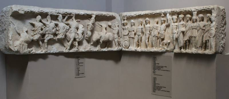 Dos frisos de mármol del Templo de Adriano expuestos en una pared del Museo Arqueológico de Éfeso en Selçuk