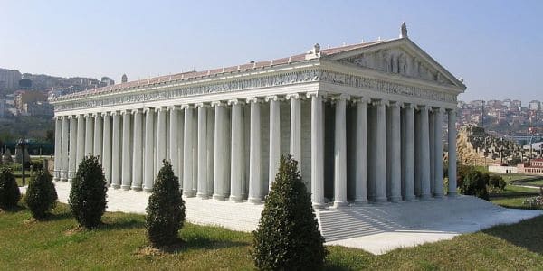 Columna solitaria del Templo de Artemisa con la Fortaleza Ayasuluk al fondo