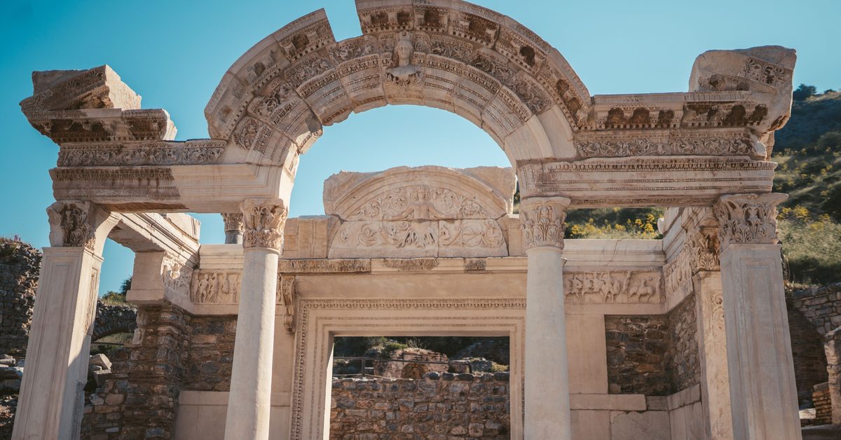 El arco tallado del Templo de Adriano, con un busto femenino en la clave