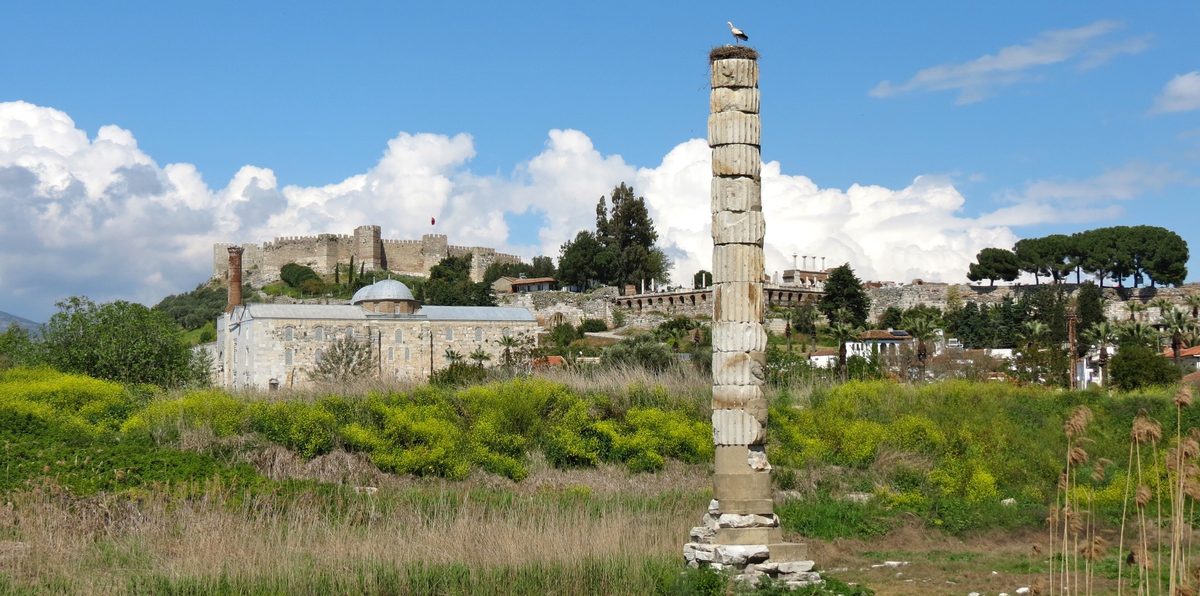 Columna solitaria del Templo de Artemisa alzándose sobre los cimientos anegados del Artemision, en Selçuk